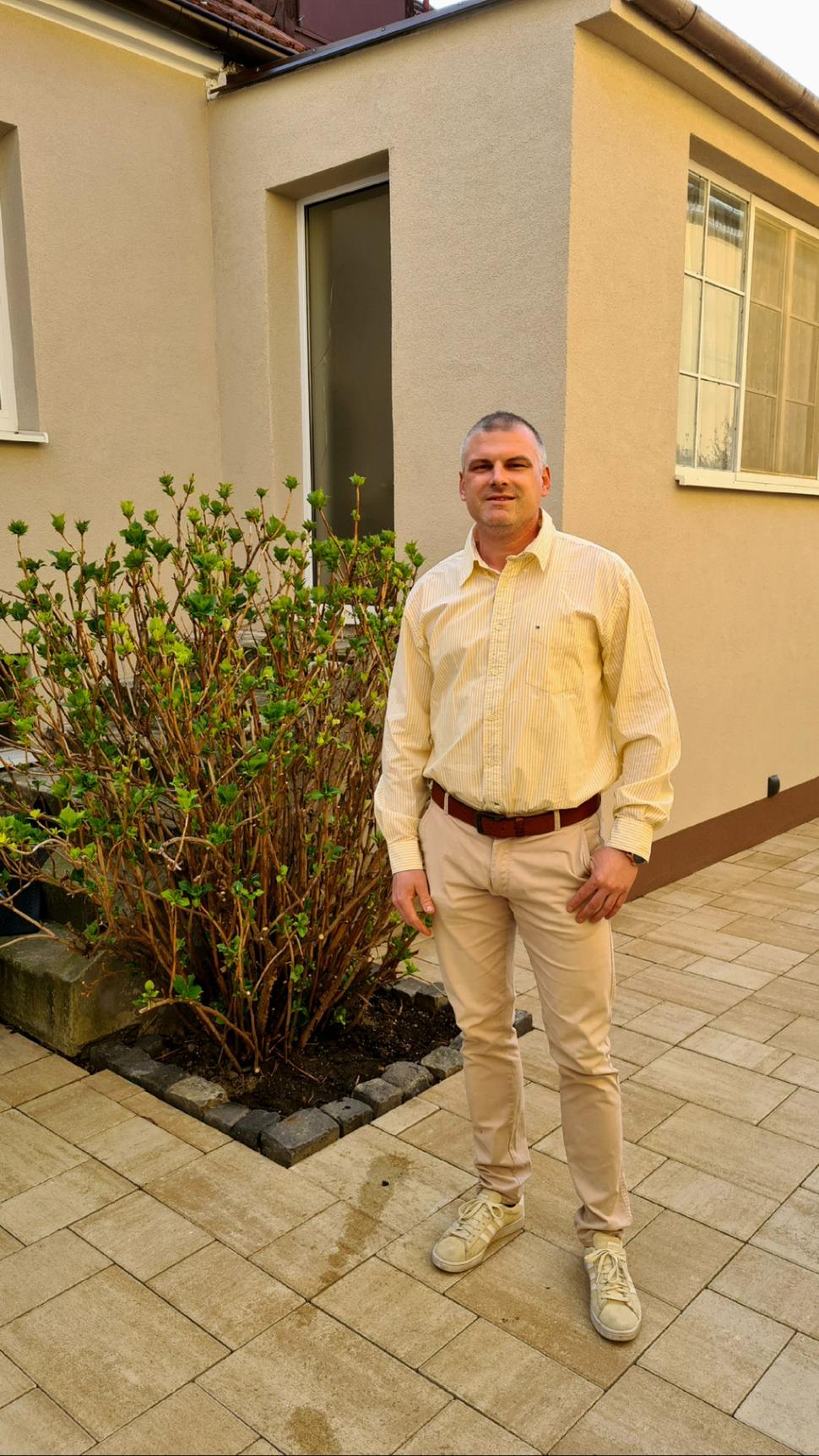 Ja na tom istom mieste v apríli 2022. Všimnite si tú krásnu hortenziu v pozadí, ktorá tam bola už v roku 1987.