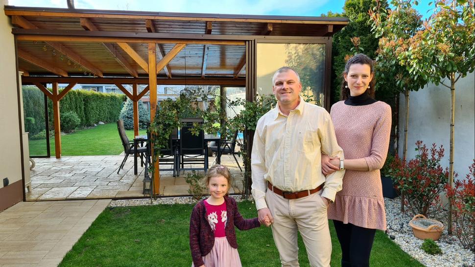 A ešte jedna aktuálna. Naša dcéra Sofia a ja s manželkou Simonou rodenou Hlavatou na dvore na Roľníckej 47.