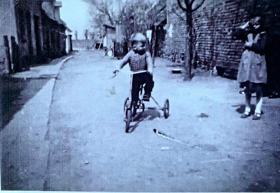 Peter Pritz, syn babkinej sestry Hedvigy Vrbovej (za slobodna) v roku 1957 na dvore na Roľníckej 47. Žil v USA, chudák nedávno predčasne umrel.