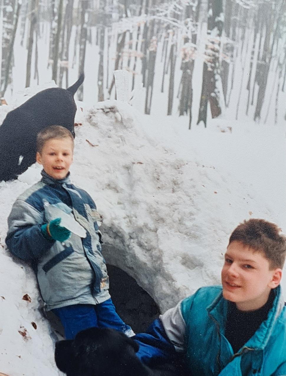 Ja a môj brat Michal Ondruška v roku 1993 v Malých Karpatoch. Pes v pozadí sa volal Ardo napokon sa v Malých Karpatoch aj stratil.