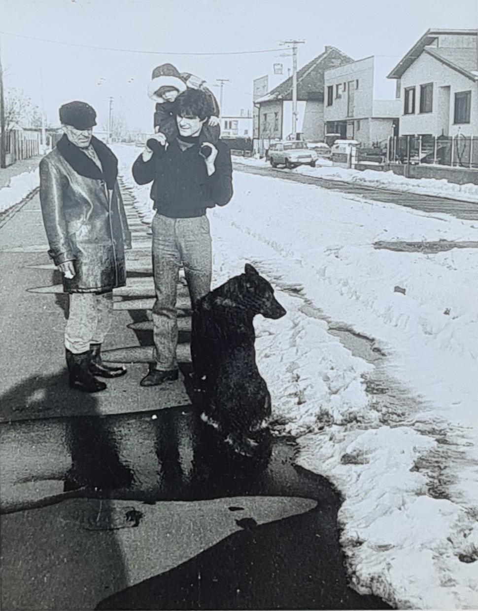 Pri dome starých rodičov z otcovej strany na Pračanskej ulici 49. Dedo, otec, ja a vlčiak Žufo. Záber vznikol 1. januára 1983.