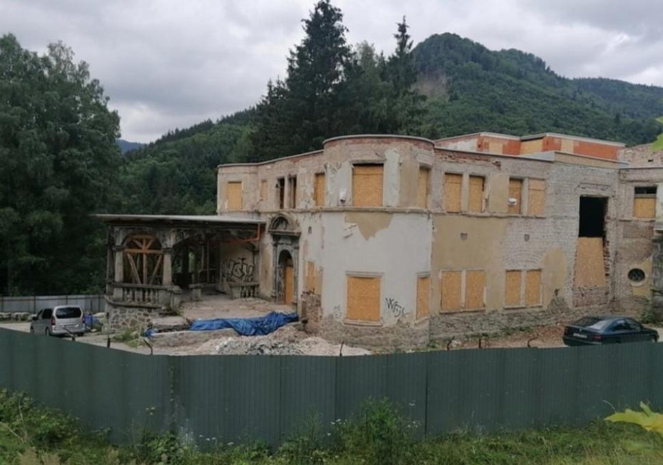 Zámok Kunerád, júl 2021. Rekonštrukčné práce v plnom prúde
