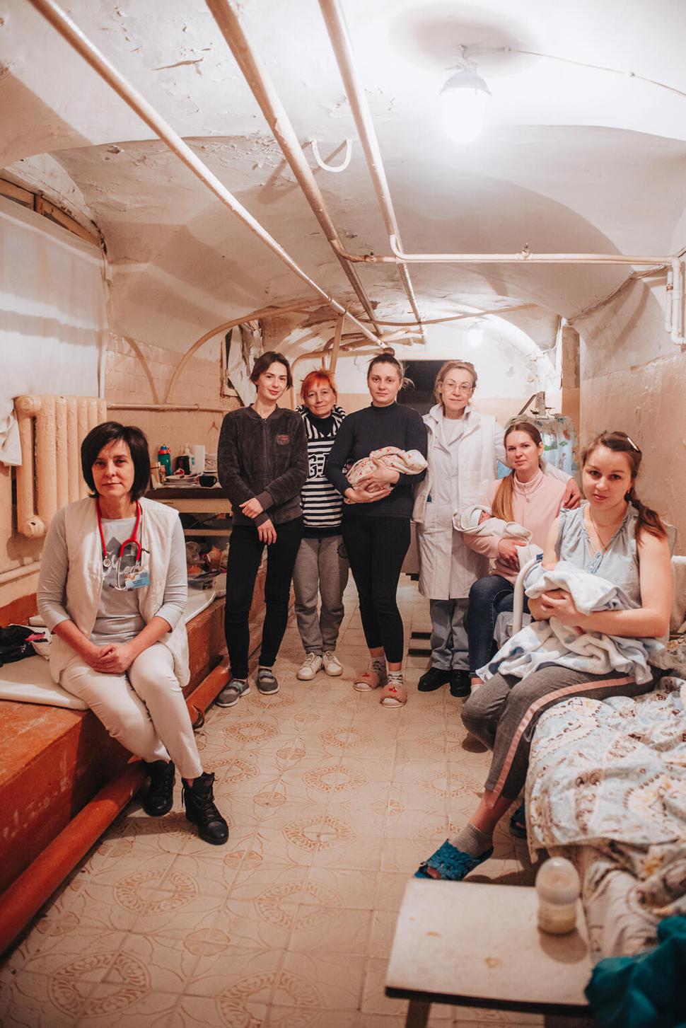 14. marca 2022 Charkovské perinatálne centrum. Dr. Iryna Kondratova (vľavo) na fotografii s kolegami, mamičkami, ich bábätkami a rodinnými príslušníkmi v podzemí nemocnice