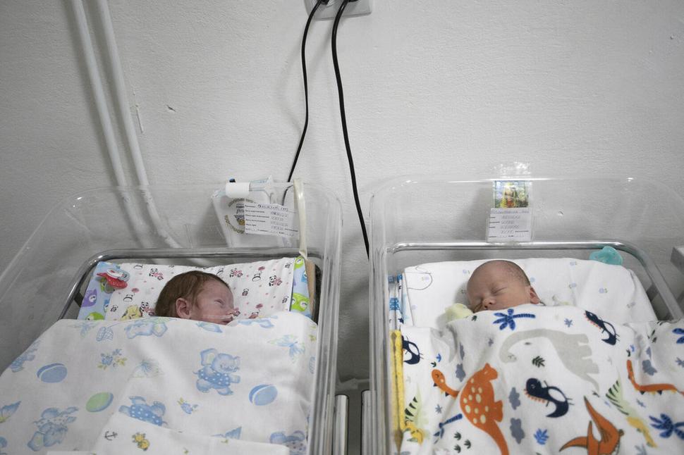 31. marca 2022 dve bábätká spia na jednotke intenzívnej starostlivosti v regionálnej nemocnici v Ľvove.