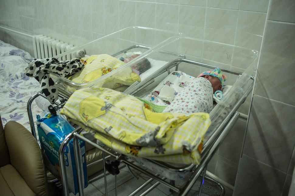 7. marca 2022 novorodené bábätká oddychujú v Kyjevskom perinatálnom centre