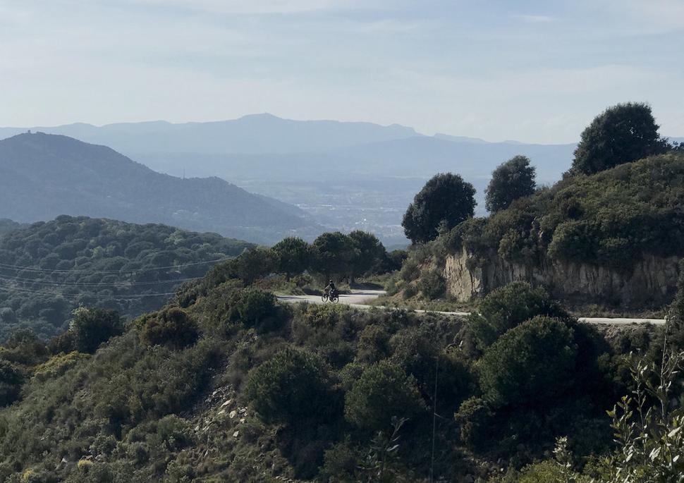 Vychádzame z Parc del Montnegre i el Corredor - v pozadí vykúka Barcelona.