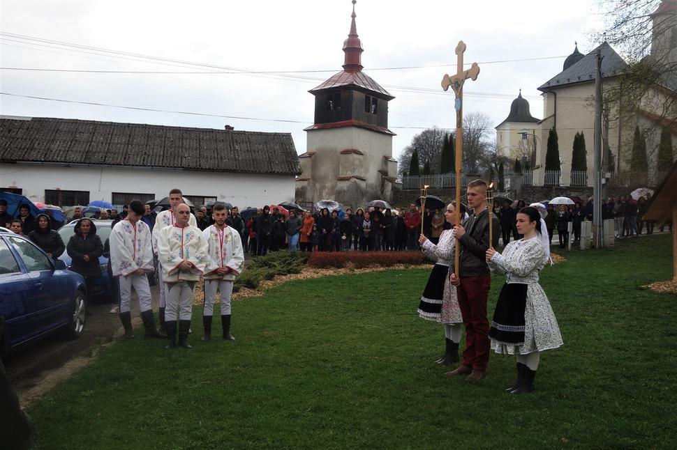 Nasledujúce zastavenie bolo v parčíku medzi rímskokatolíckym kostolom a Malým kaštieľom.