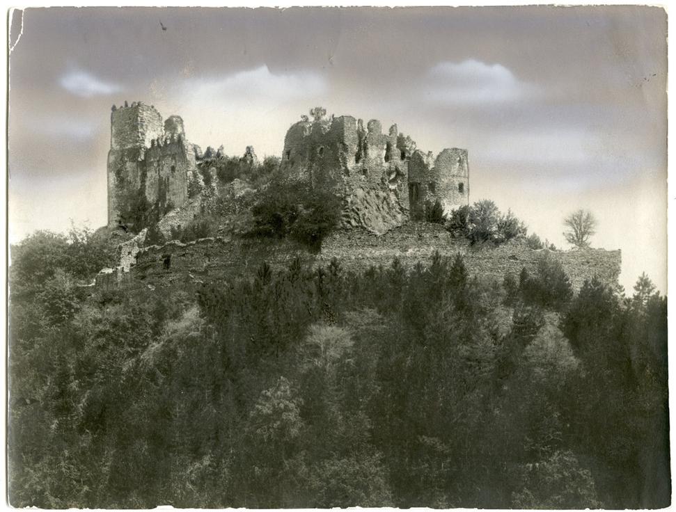 Historické foto - hrad Revište