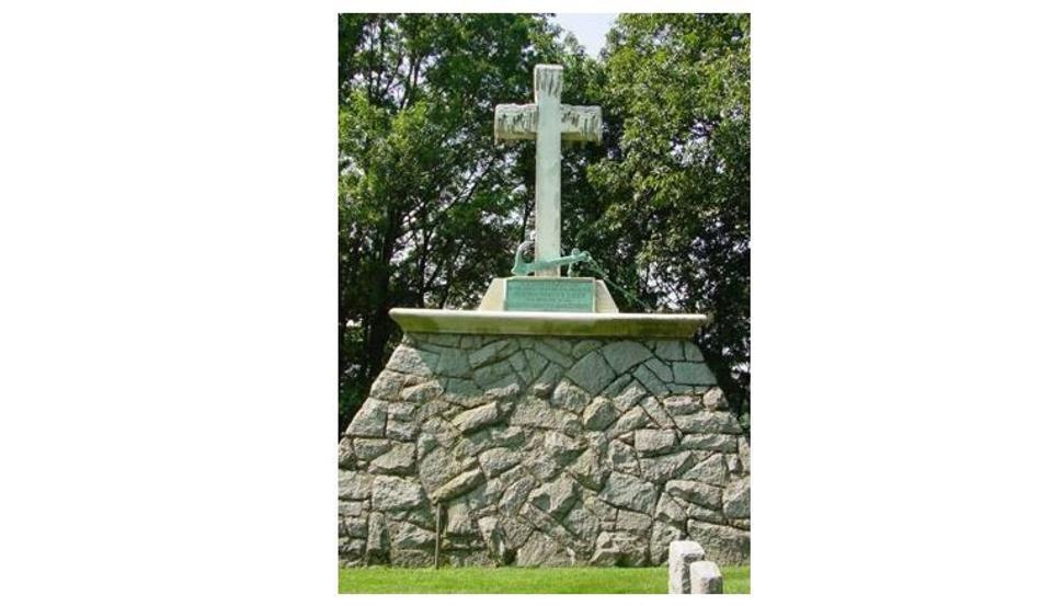 Pamätník umiestnený na cintoríne Americkej námornej akadémie bol odhalený v roku 1890 s textm: "Na pamiatku hrdinských dôstojníkov a posádky Amerického námorníctva, ktorí zahynuli počas Arktickej prieskumnej expedície Jeannette v roku 1881"