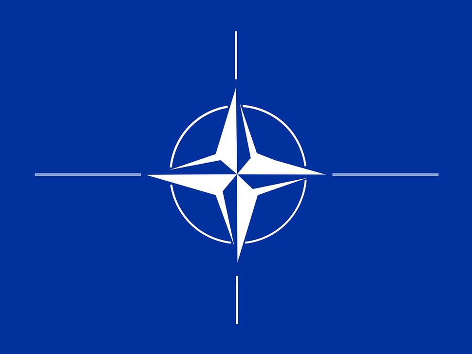 Logo NATO.