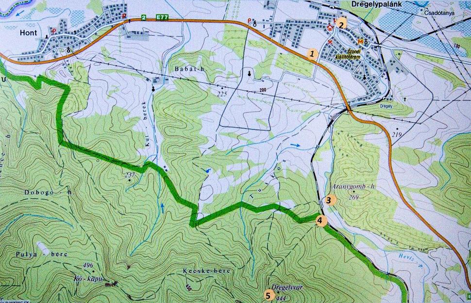 Mapa s vyznačením hlavných bodov na ceste autom na parkovisko pod hradom Drégeľ a potom k hradu.
