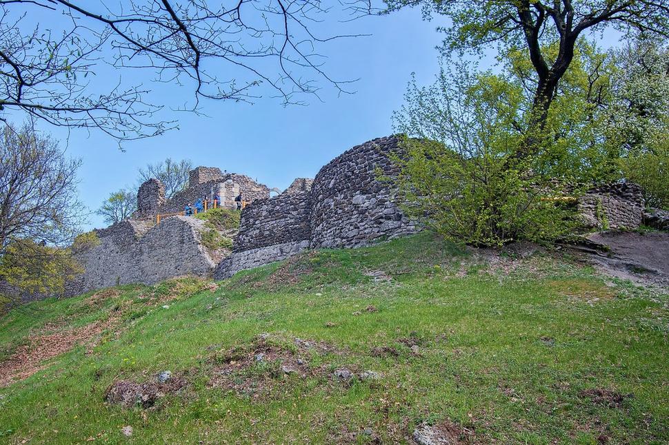 Aby sme lepšie vychutnali krásu okamihu, obchádzame hradby a do hradu vstúpime zo strany bývalého paláca.
