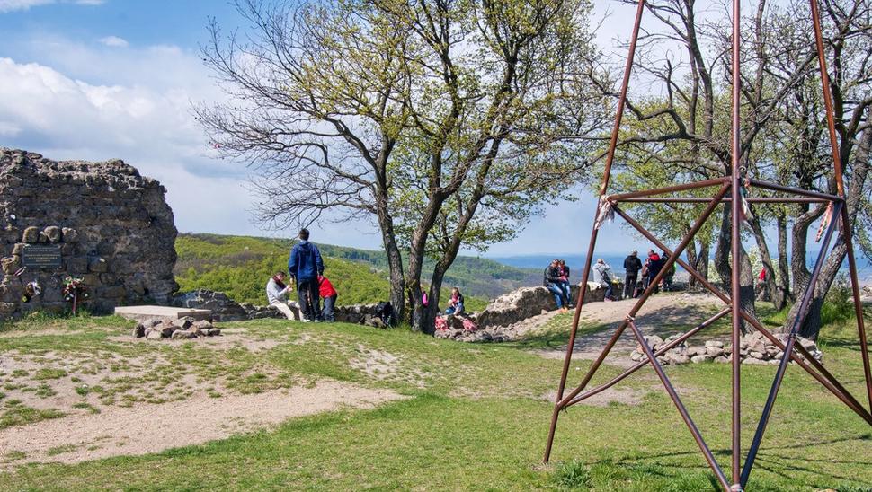 Množstvo turistov s ktorými sme sa stretli na hrade stretli potvrdzuje, že hrad Drégely vár, s národným hrdinom Szondy Györgym, je maďarským kultovým miestom.