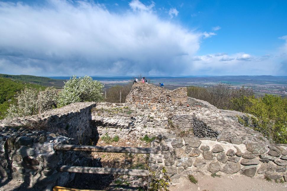 Na tomto mieste stála kedysi najhonosnejšia budova hradu Drégeľ - hradný palác.