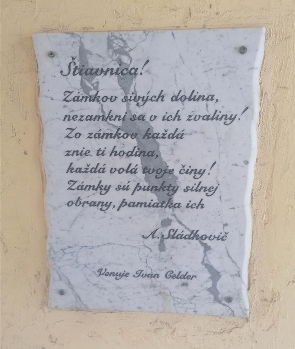 táto tabuľa nás vítala pri vstupe na nádvorie s Betlehemom.