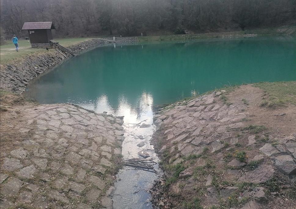 Tajch Veľká vodárenská. Známy svojou tyrkysovou farbou.