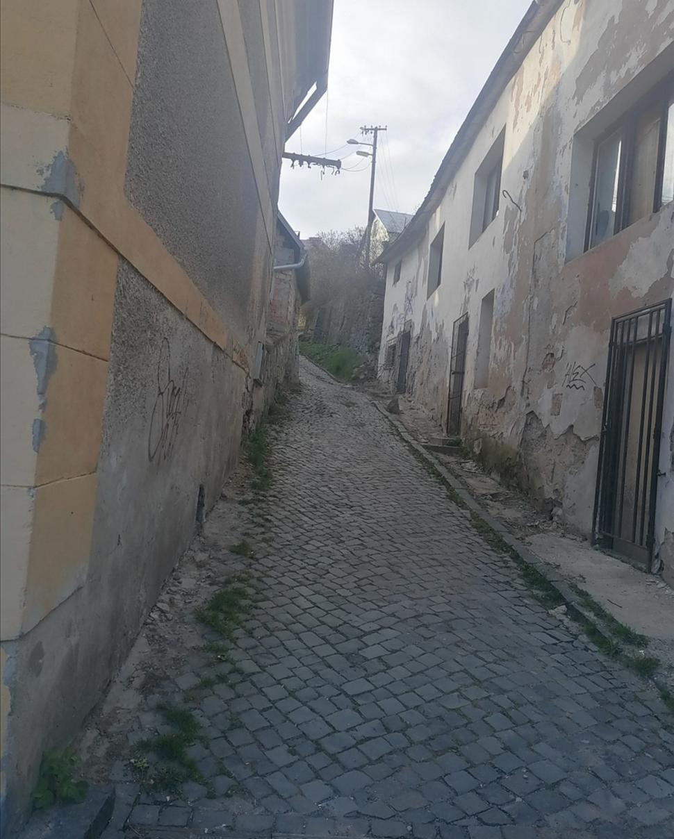 do týchto uličiek nás nahnala navigácia. Ošumtelé domy sú v tomto prípade len dekorácia