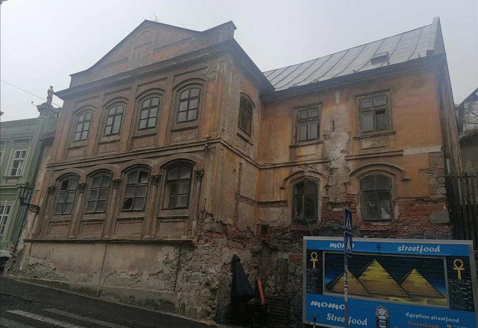 poblíž gymnázia