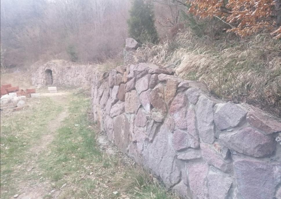 skalný múr s pivničkou