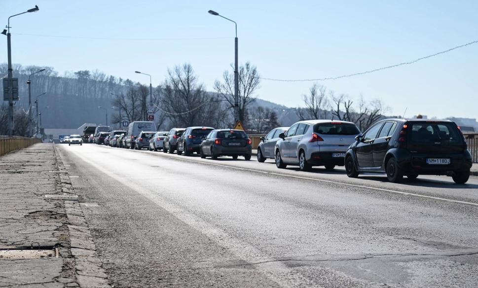 Kolóna na trenčianskom moste