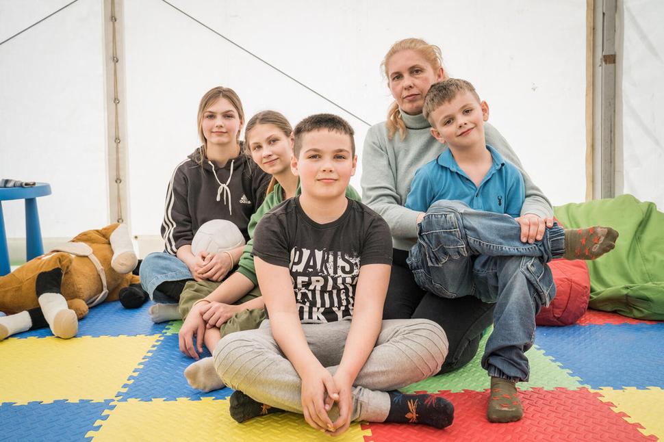 Svitlana so svojimi štyrmi deťmi po dosiahnutí bezpečia v Rumunsku. Ako mnohí ďalší, aj oni dúfajú, že sa čoskoro budú môcť vrátiť domov