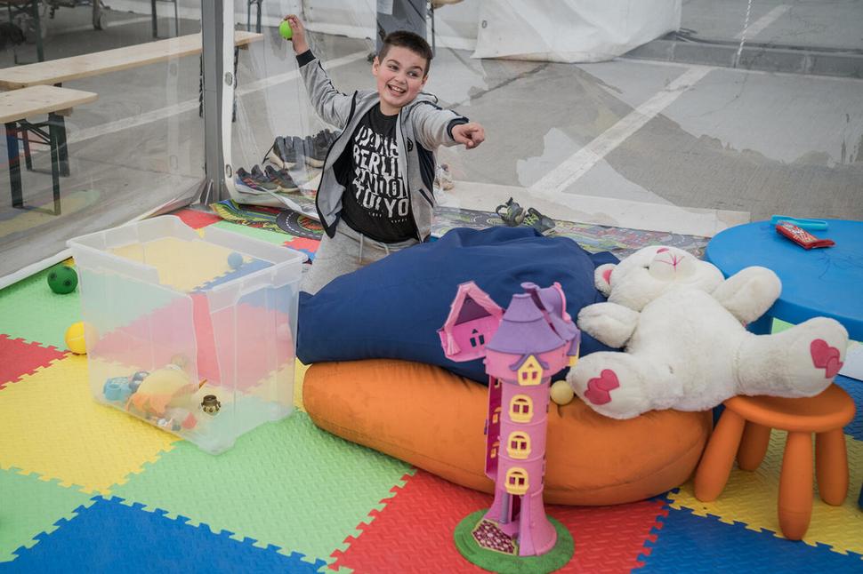 Štyri Svitlanine deti sa po prechode hranice do Rumunska hrajú a majú možnosť si oddýchnuť v stane UNICEF Modrý bod. Je to bezpečný priestor, kde ľudia po odchode z domova dostávajú na jednom mieste všetky dôležité informácie o ich ďalších možnostiach na ceste.