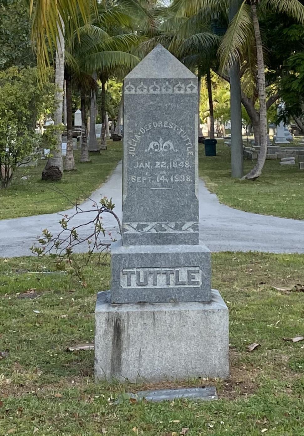 Pamätník pani Julie Tuttle na mestskom cintoríne v Miami.