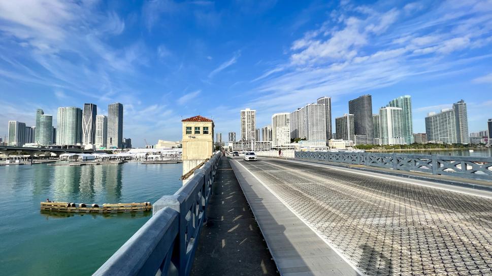 Pohľad z Venetian Causeway na Miami. Vľavo Downtown vpravo Edgewater.