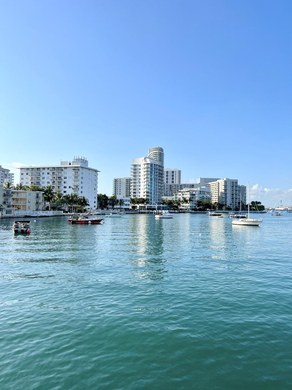Toto už sú bodovy ostrova South Beach za posledným mostom Venetian Causeway.