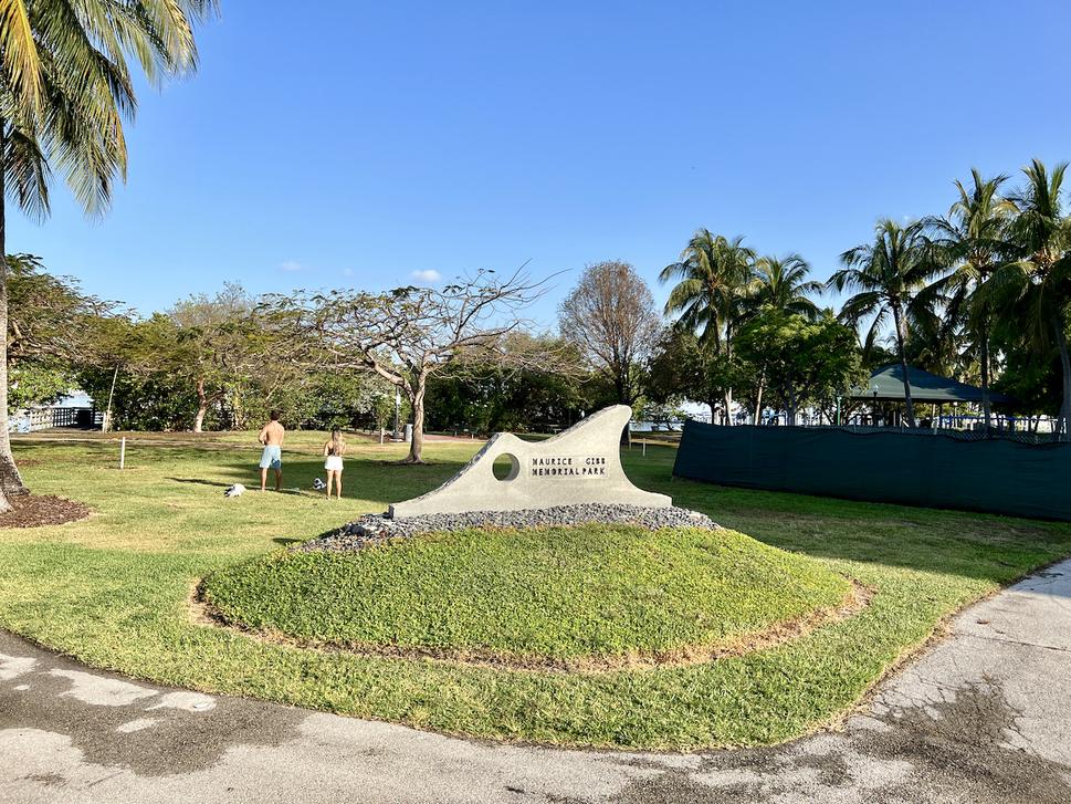 Vľavo za posledným mostom je pekný park venovaný pamiatke Maurica Gibba, ktorý zomrel vo veku 53 rokov práve tu na South Beach 12. januára roku 2003. Bol jedným z troch bratov legendárnej skupiny Bee Gees.