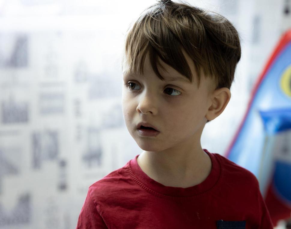 Päťročný Arthur z Mariupola po dlhých útrapách utiekol so svojou mamou z vojnou zničeného mesta. Celkom sa však zabudol smiať a prestal aj rozprávať.