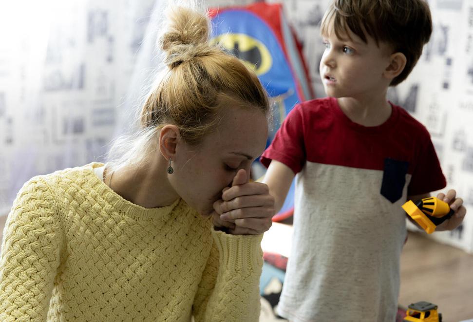 Miranda so svojím synom Arthurom po tom, čo sa im podarilo dostať z obliehaného Mariupola
