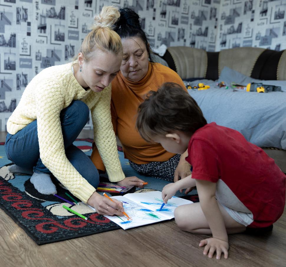 Miranda a jej mama si kreslia s Arthurom, ktorý sa pomaly zotavuje z prežitého utrpenia a traumy.