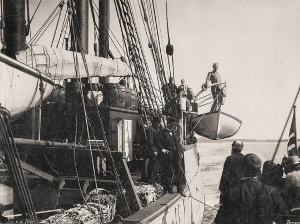 Nansenova loď Fram počas vyplávania z prístavu Vardø dňa 21. júla 1893. Nansen sa lúči s účastníkmi rozlúčky zo záchranného člna