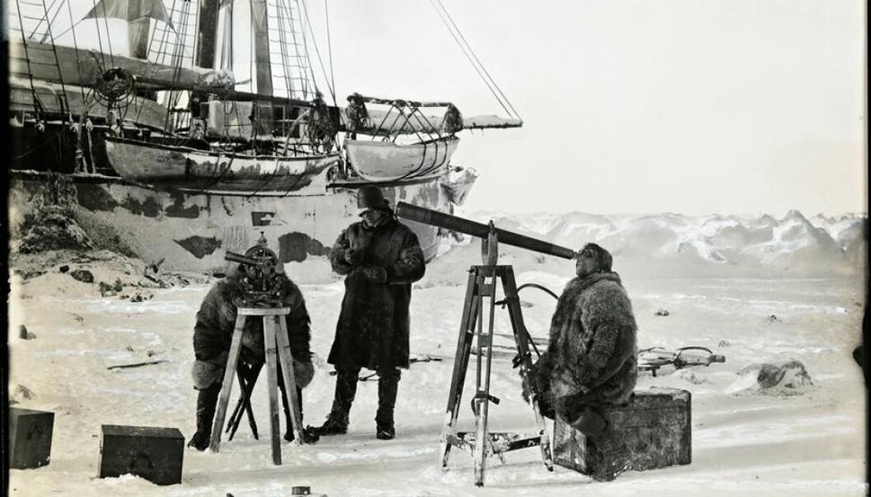 Členovia expedície vykonávajú pravidelné vedecké merania. Zľava do prava: Hjalmar Johansen, Fridtjof Nansen a Sigurd Scott Hansen