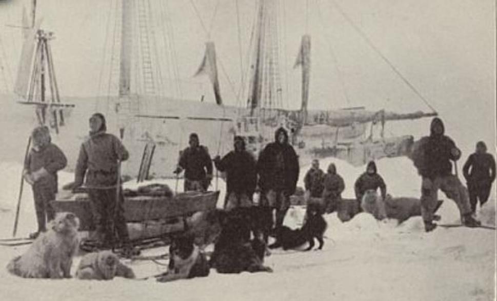 Nansen a Johansen krátko pred opustením lode Fram a začiatkom pešej výpravy na severný pól dňa 14. marca 1895
