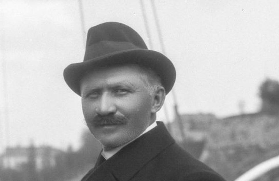 Fredrik Hjalmar Johansen (1867-1913) bol nórskym reprezentantom v športovej gymnastike. Po ukončení športovej kariéry ho najal Nansen ako člena posádky expedície na lodi Fram. Johansenove fyzické schopnosti boli pre úspech spoločnej výpravy kritické.