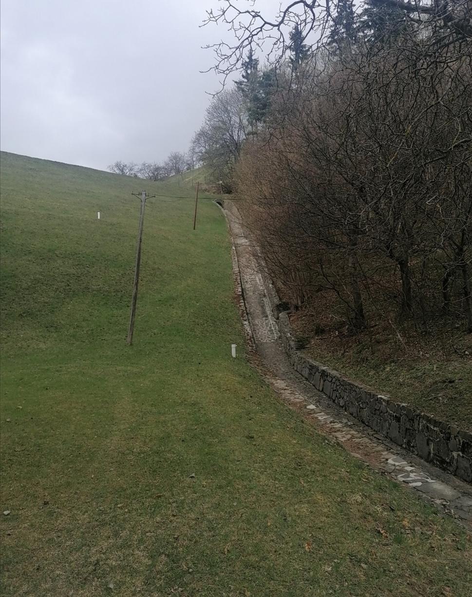 výpustný kanál (?) na pravej strane