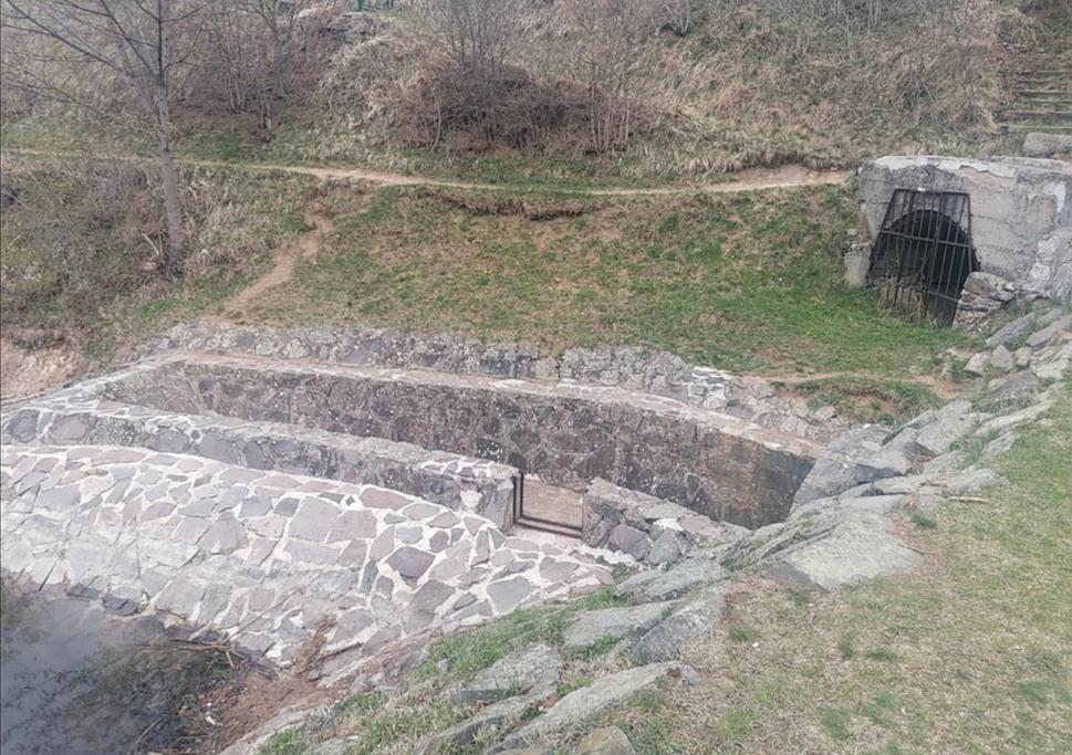 zamrežovaný výpust ku kanálu, ktorý sme videli