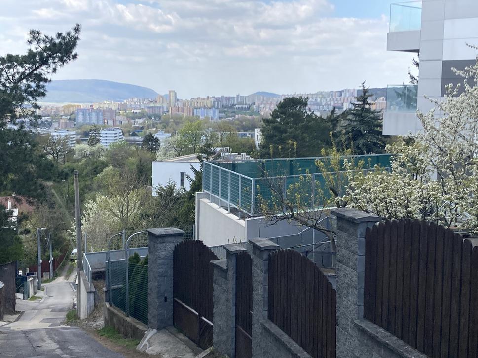 stúpanie k Slavínu z Mlynskej doliny, v pozadí Karlova ves