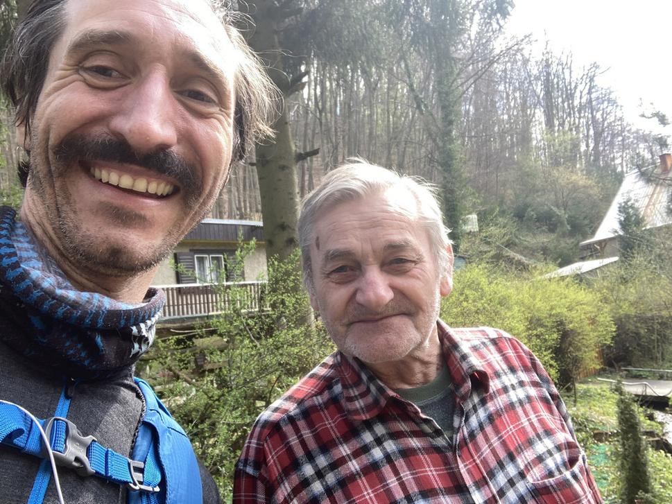 Pred dvoma rokmi si jeden snpéčkar vypýtal vodu od uja Šúpolu. Keď sa napil, odišiel a zabudol si tam svoj hrnček. Odvtedy ujo vyzerá každého chodca s ruksakom, či to náhodou nie je majiteľ toho hrnčeka.