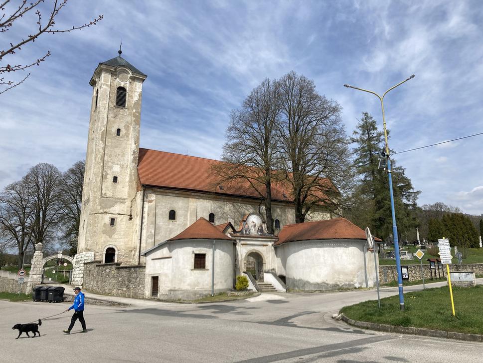 Kostol v Brezovej pod Bradlom s bránou z kameňa ako na Štefánikovej mohyle