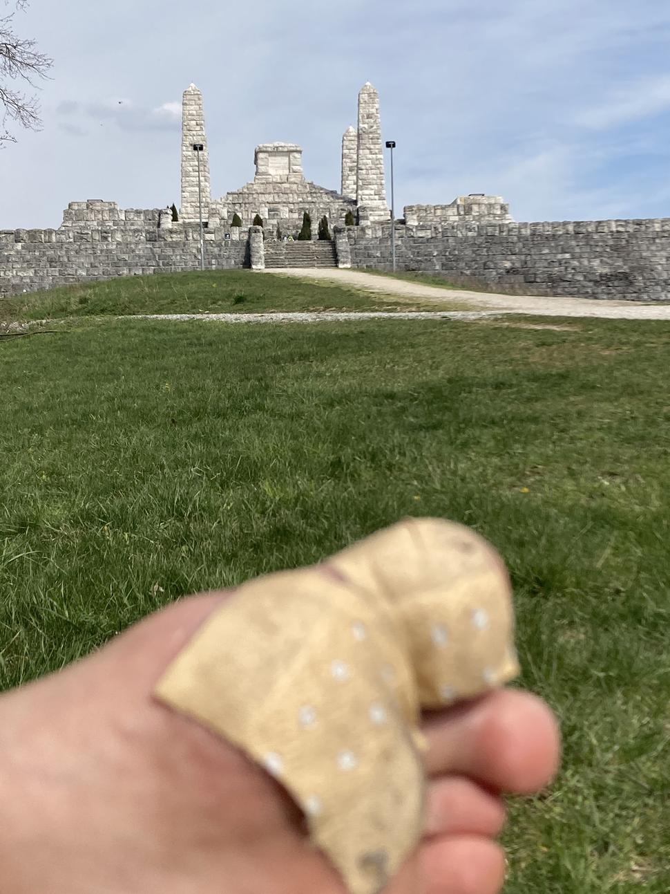 Na občasných stanovištiach dobre padlo vyzuť topánky. Na Bradle som s pietou premýšľal nad tým, koľko z tých Čsl.legionárov, čo nasledovali Štefánika, malo podobné otlaky. Hoci nie som historik, jedno viem isto. Išli vraj vlakom, takže tých otlakov veľa nebolo, skôr ich ťažili iné vojenské trápenia.