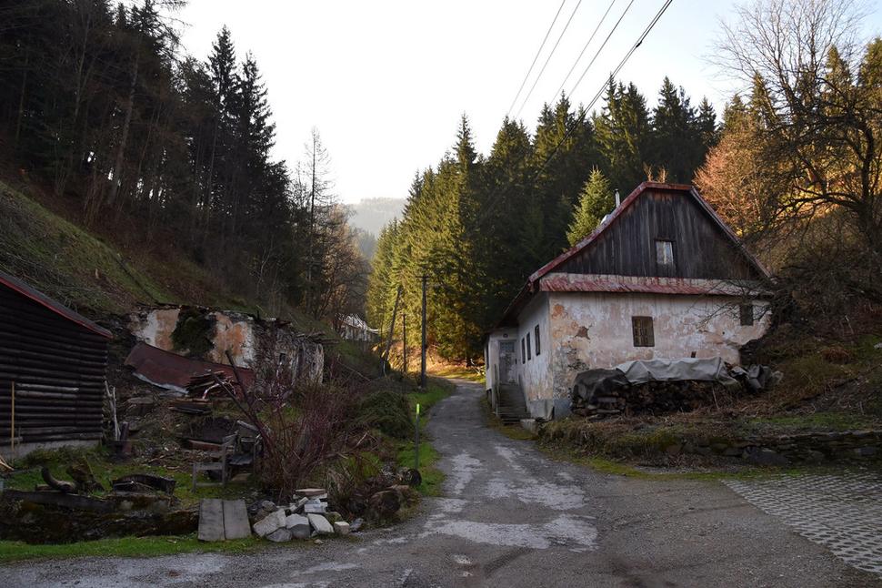 dom na okraji obce