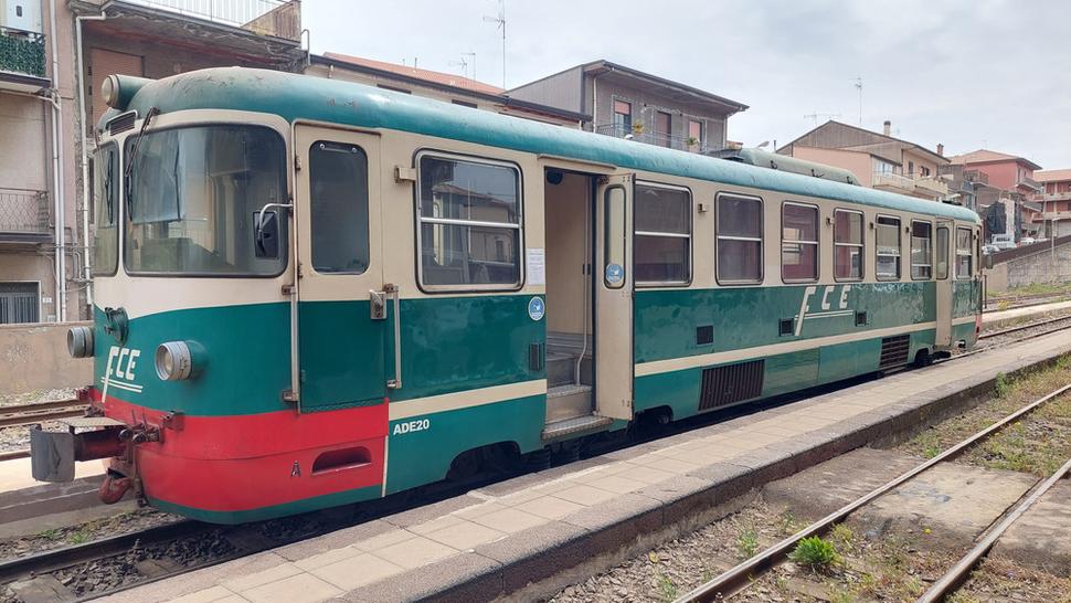 Retro vláčik jazdiaci okolo Etny