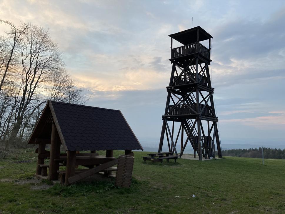 Rozhľadňa nad Obenicami ČR, v prístrešku sa mi nechcelo spať na stole, na zemi bol hrubý ostrý štrk, cítil by som sa na ňom ako fakír na ihlách.