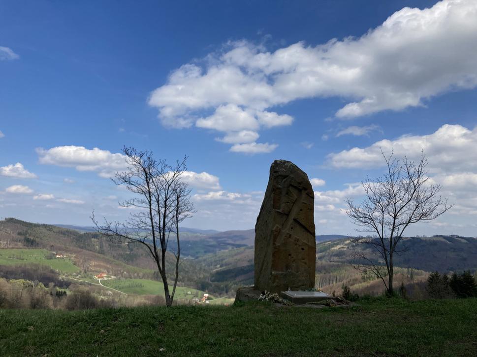 Pamätník letcom zostreleného B52 počas 2.svet.vojny - nad rázovitou obcou Kykula ČR, už len kúsok pred SK hranicou