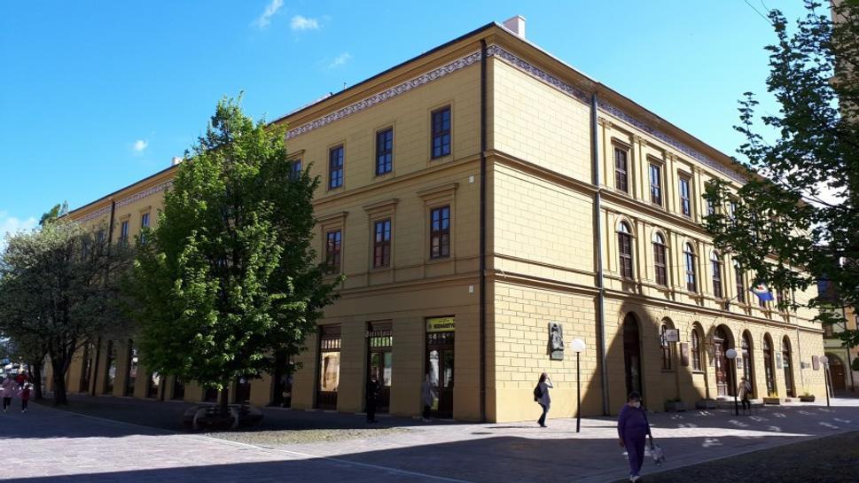 Doteraz stojaca budova bývalého evanjelického kolégia v Prešove. V r. 1687 pred ňou rozštvrtili telo Juraja Radvanského.