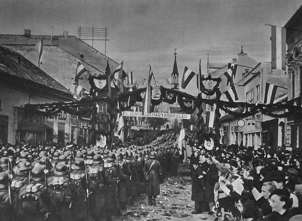 Maďarské vojsko obsadzuje Lučenec po 1. viedenskej arbitráži, 10. november 1938, Zdroj: Ladislav Luppa