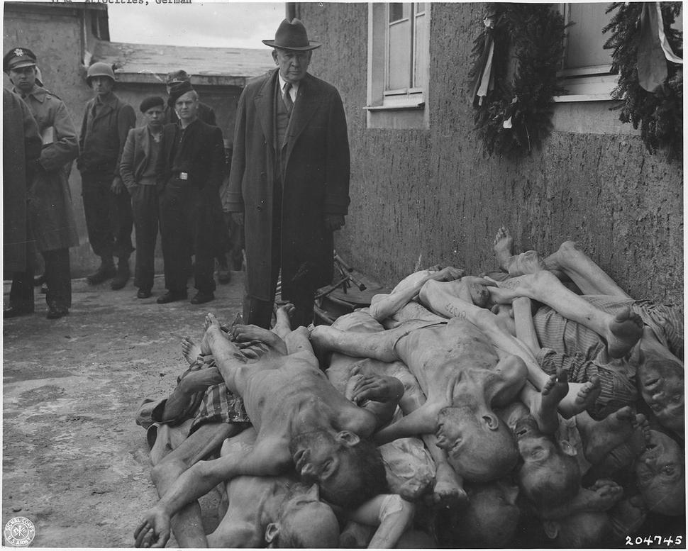 Mŕtve telá objavené v koncentračnom tábore Buchenwald po oslobodení tábora v roku 1945. Zdroj: U.S. National Archives and Records Administration